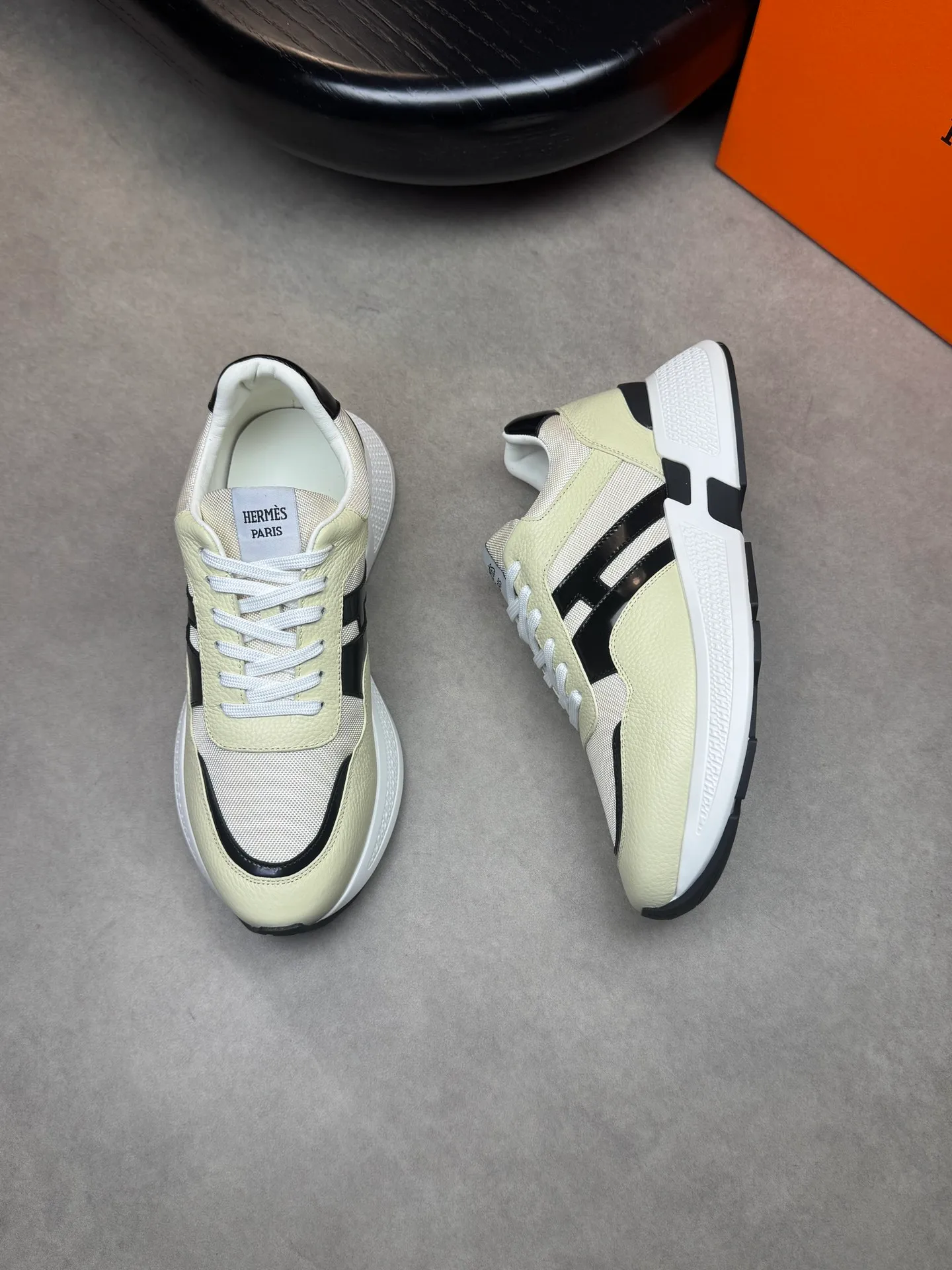 [HERMES] Hermès men's shoes 💰520💰 - high-end quality original items 🔍🔍🔍 casual sports shoes - upper: 🔝 pebbled calfskin, brand high mercerized canvas, body sewn with brand ´H´ totem, tongue brand logo cloth label - lining: water-dyed cowhide -Outsole: Ultra-light T men's shoes 💰U foam·rubber; two-color molded outsole -Ultra-high quality control·Fine workmanship: highlighted (high-end·luxury·grade) -Size: 39-44 (38, 45, can be customized)